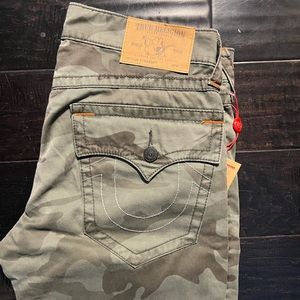 True Religion 
Dusty Camo
Straight
33x32